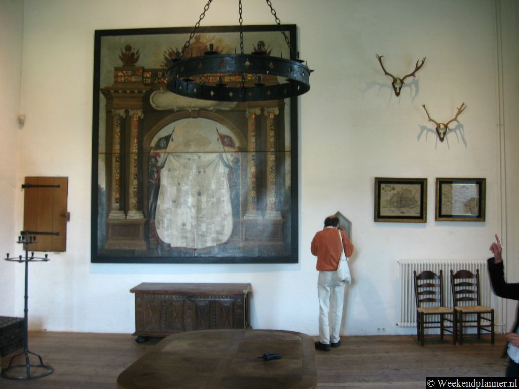 Als je een rondleiding om 11.30 of 13.30 uur door het kasteel wilt hoef je niet te reserveren. Ga gewoon naar het restaurant van het kasteel en koop een kaartje. Je kunt het kasteel echter ook op eigen gelegenheid bekijken.   De attracties van de Bommelerwaard.